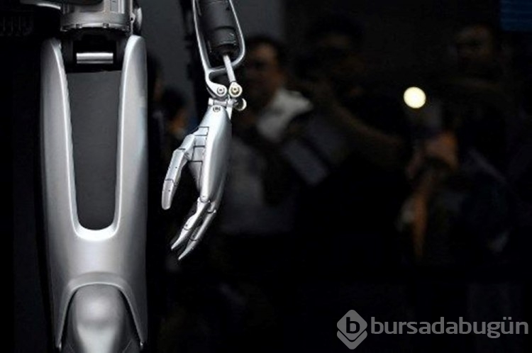 Tesla'nın robotu fabrikada mühendise saldırdı
