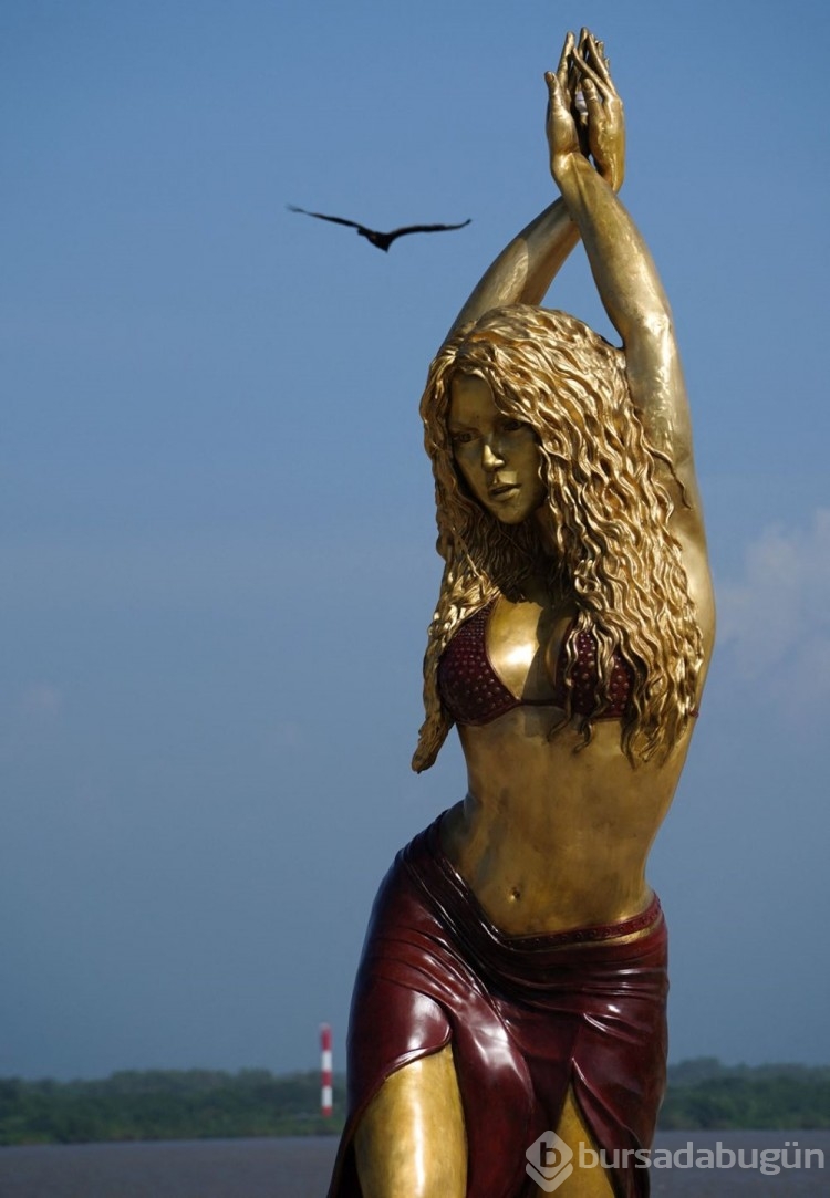 Görenleri şaşırtan Shakira heykeli
