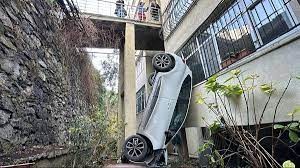 İstanbul'da site bahçesine düşen otomobilin sürücüsü yaralandı