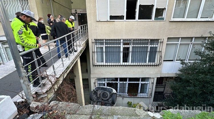 İstanbul'da site bahçesine düşen otomobilin sürücüsü yaralandı