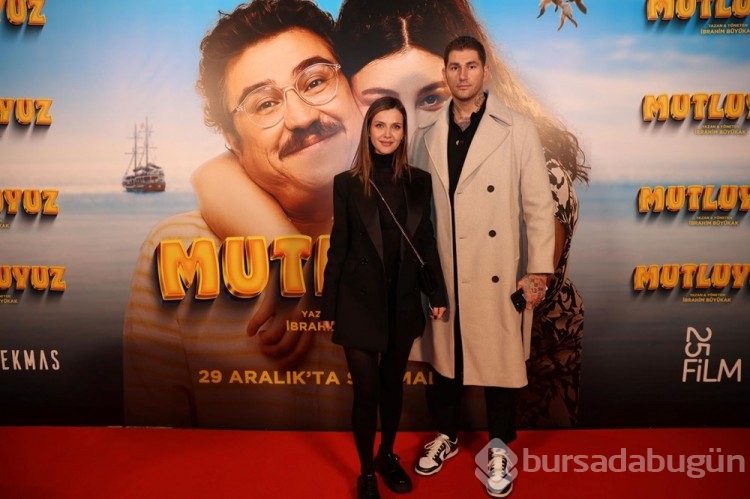 İbrahim Büyükak ve Yasemin Sakallıoğlu'nun Mutluyuz filmine gala
