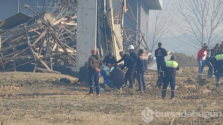 Bursa'da inşaat iskelesi çöktü