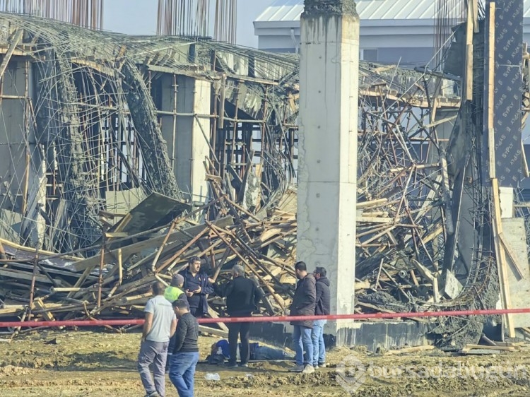 Bursa'da inşaat iskelesi çöktü