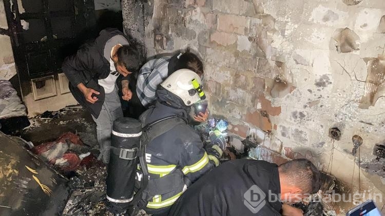 Yanan evlerinde, 3'ünü de SMA'dan kaybettikleri çocuklarının fotoğraflarını aradılar
