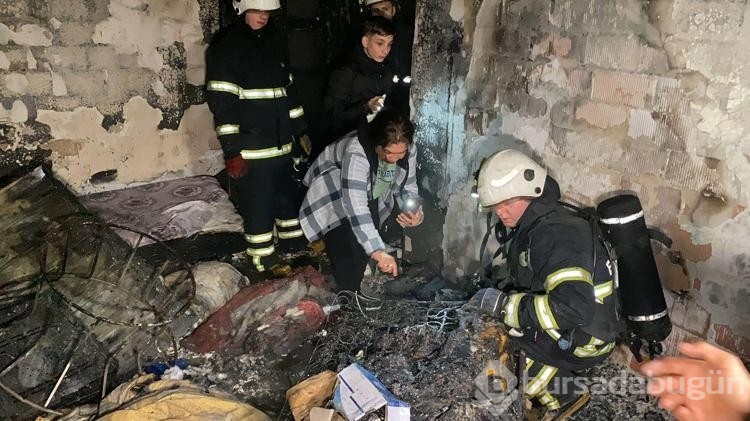 Yanan evlerinde, 3'ünü de SMA'dan kaybettikleri çocuklarının fotoğraflarını aradılar
