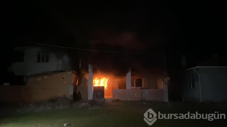 Yanan evlerinde, 3'ünü de SMA'dan kaybettikleri çocuklarının fotoğraflarını aradılar
