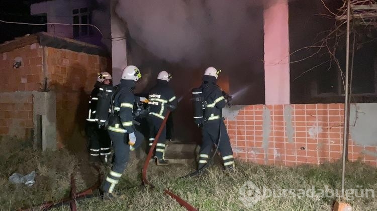 Yanan evlerinde, 3'ünü de SMA'dan kaybettikleri çocuklarının fotoğraflarını aradılar
