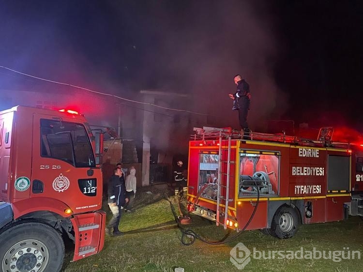 Yanan evlerinde, 3'ünü de SMA'dan kaybettikleri çocuklarının fotoğraflarını aradılar
