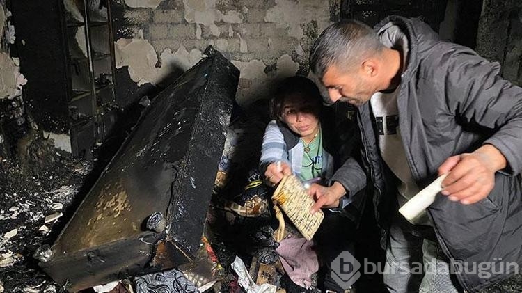 Yanan evlerinde, 3'ünü de SMA'dan kaybettikleri çocuklarının fotoğraflarını aradılar
