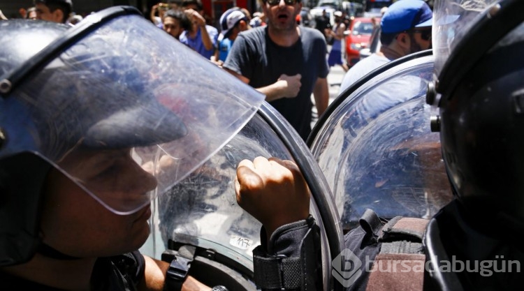 Arjantin'de binlerce kişi hükümeti protesto etti
