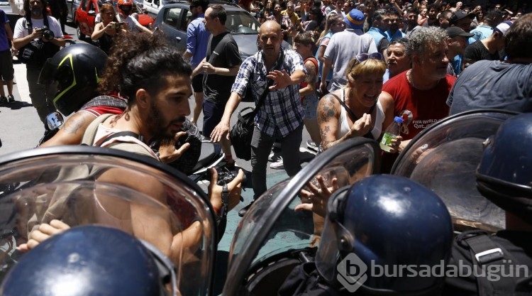 Arjantin'de binlerce kişi hükümeti protesto etti
