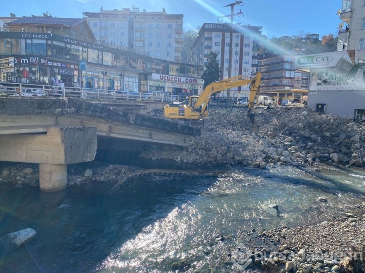 Çayeli'nde sele neden olan köprüler yıkılıyor
