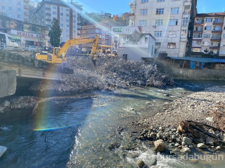 Çayeli'nde sele neden olan köprüler yıkılıyor
