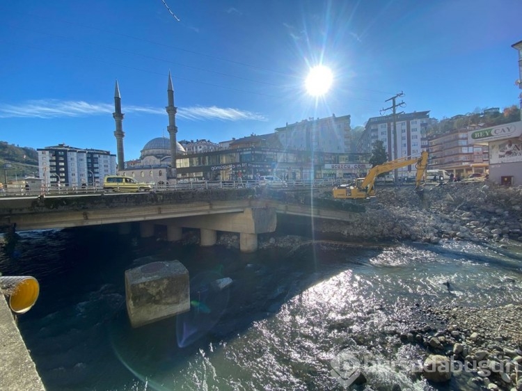 Çayeli'nde sele neden olan köprüler yıkılıyor
