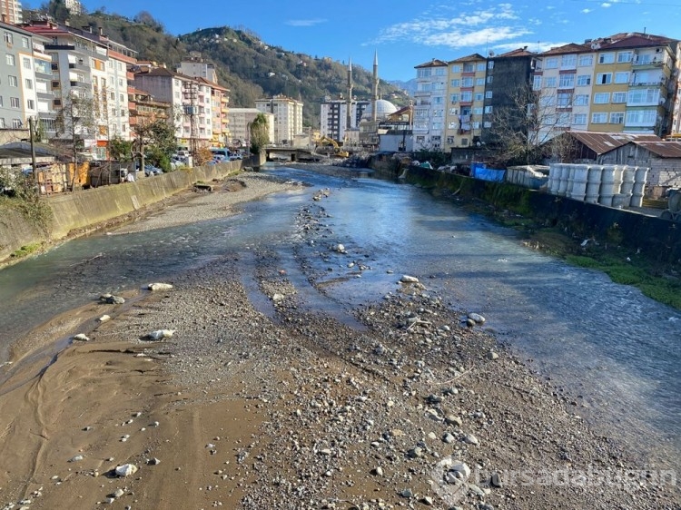 Çayeli'nde sele neden olan köprüler yıkılıyor
