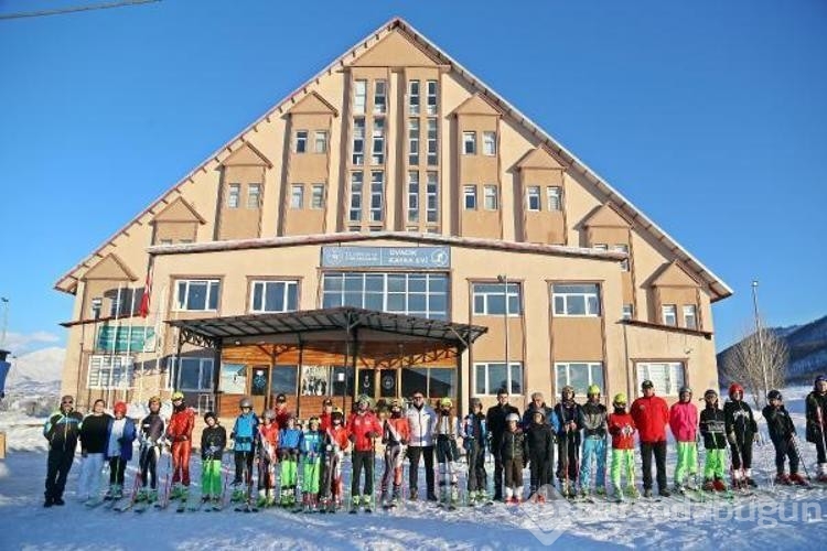 Tunceli'de kayak sezonu erken açıldı
