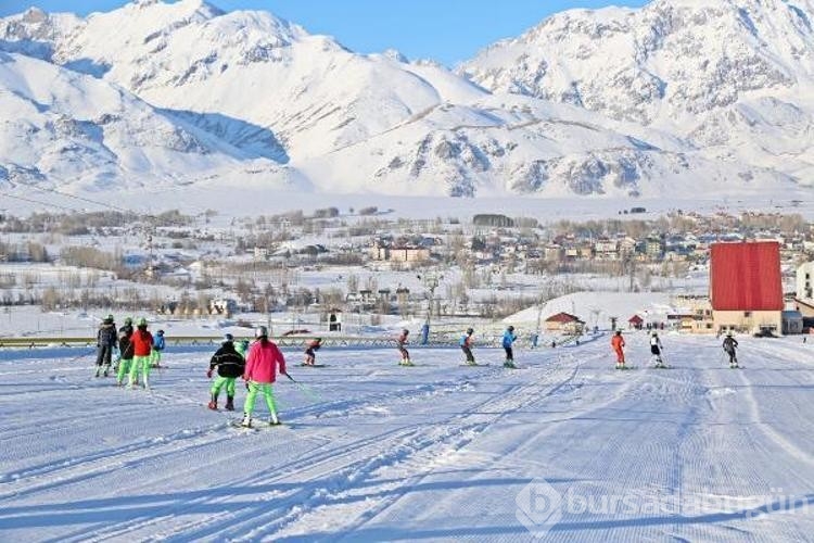 Tunceli'de kayak sezonu erken açıldı
