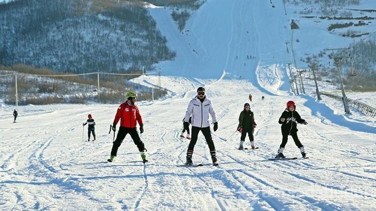 Tunceli'de kayak sezonu erken açıldı
