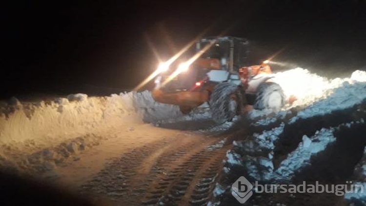Rüzgarın savurduğu kar, 3 mahalle yolunu ulaşıma kapattı
