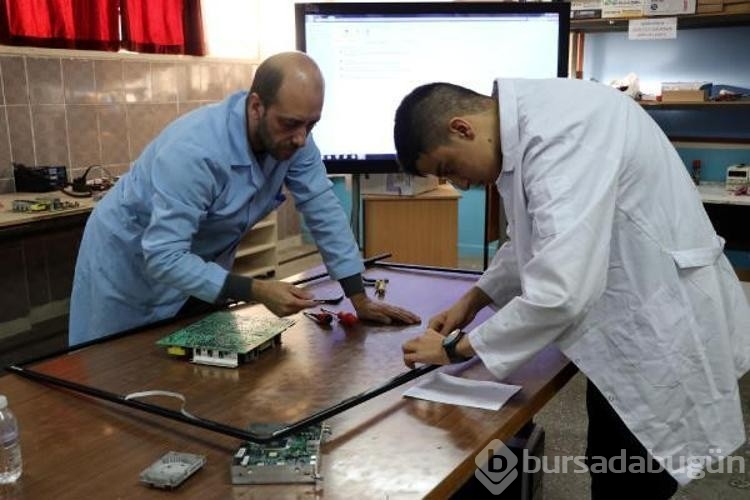 Akıllı tahtaların bakım ve onarımı liselilerden
