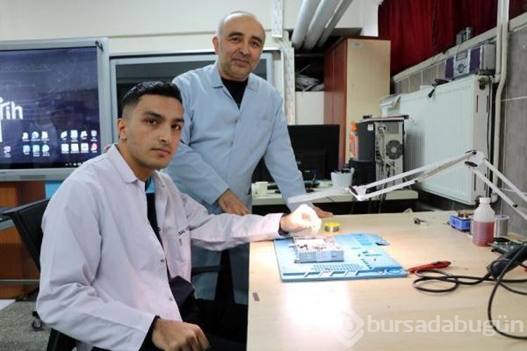 Akıllı tahtaların bakım ve onarımı liselilerden
