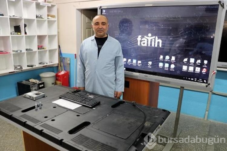 Akıllı tahtaların bakım ve onarımı liselilerden
