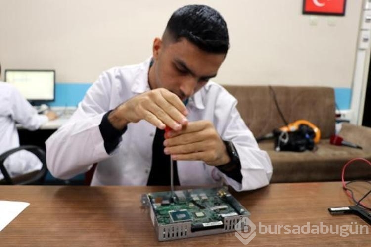 Akıllı tahtaların bakım ve onarımı liselilerden
