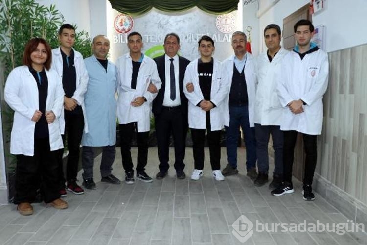 Akıllı tahtaların bakım ve onarımı liselilerden
