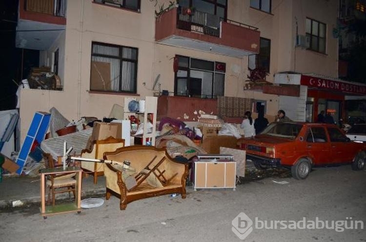 Mahkeme kararı ile evden çıkarıldı, 2 kızıyla sokakta kaldı
