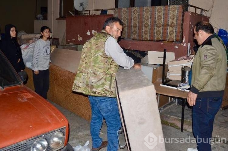 Mahkeme kararı ile evden çıkarıldı, 2 kızıyla sokakta kaldı
