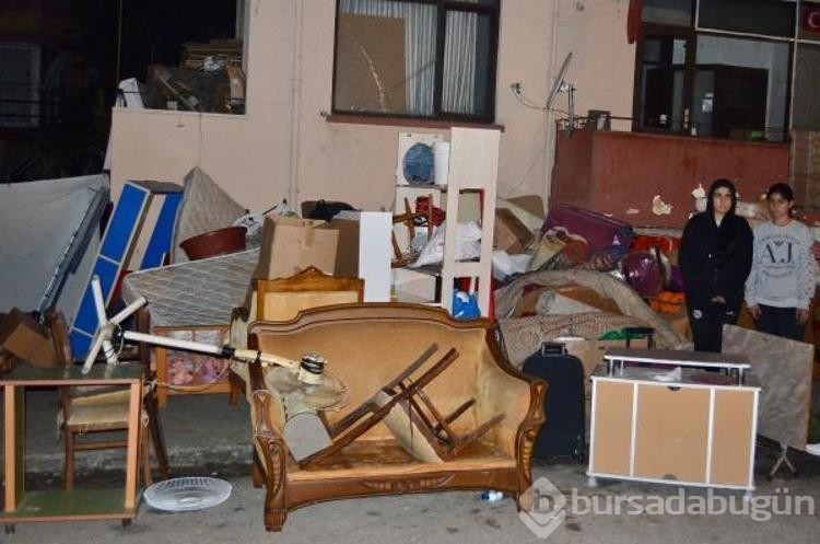 Mahkeme kararı ile evden çıkarıldı, 2 kızıyla sokakta kaldı

