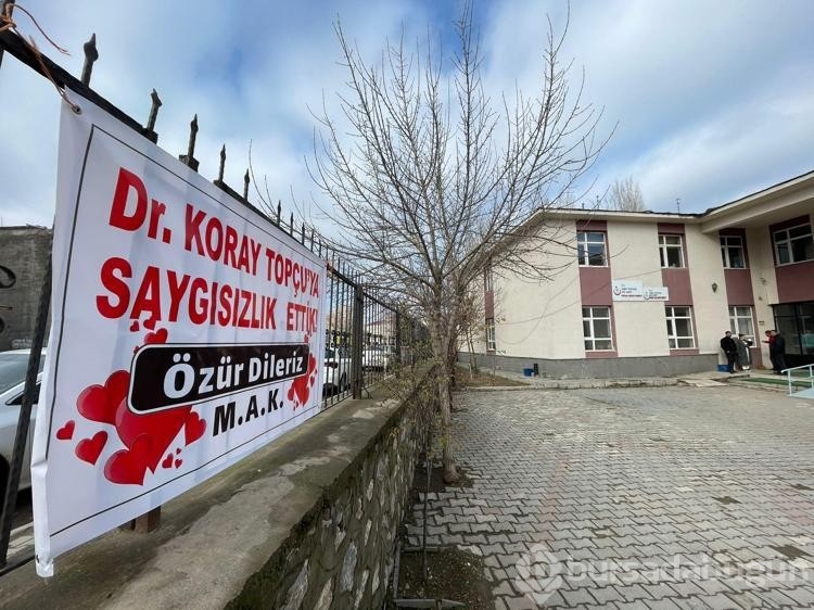 Tartıştıkları doktordan pankartla özür dilediler
