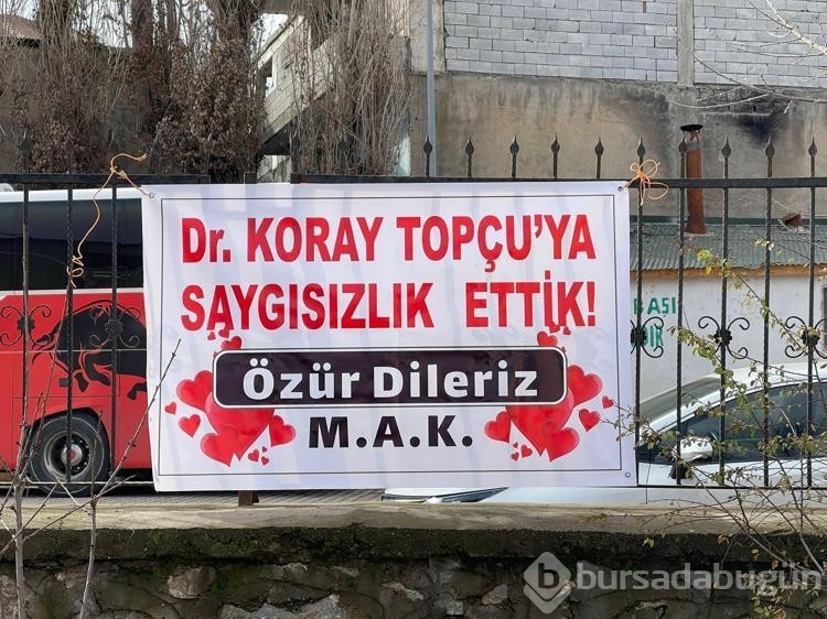 Tartıştıkları doktordan pankartla özür dilediler

