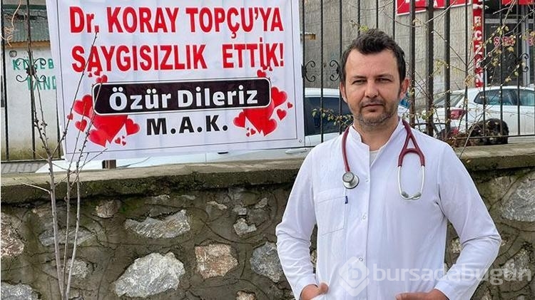 Tartıştıkları doktordan pankartla özür dilediler
