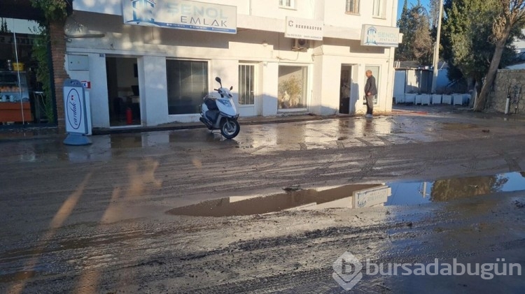 Bodrum'da ana su isale hattı patladı