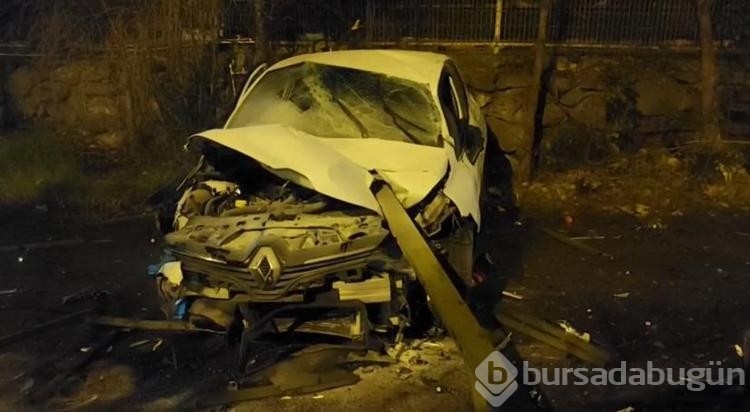 Beykoz'da otomobil bariyerlere saplandı 
