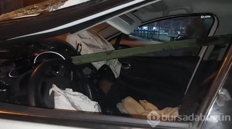 Beykoz'da otomobil bariyerlere saplandı 