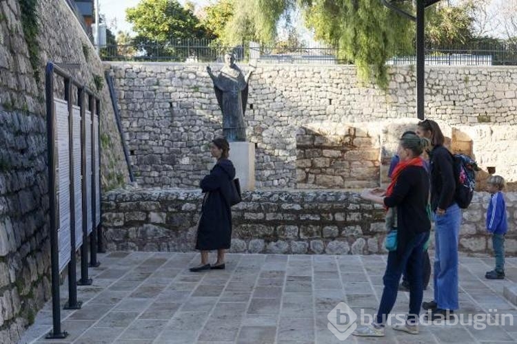 Demre nüfusunun 7 katı turist, 'Noel Baba' için geldi
