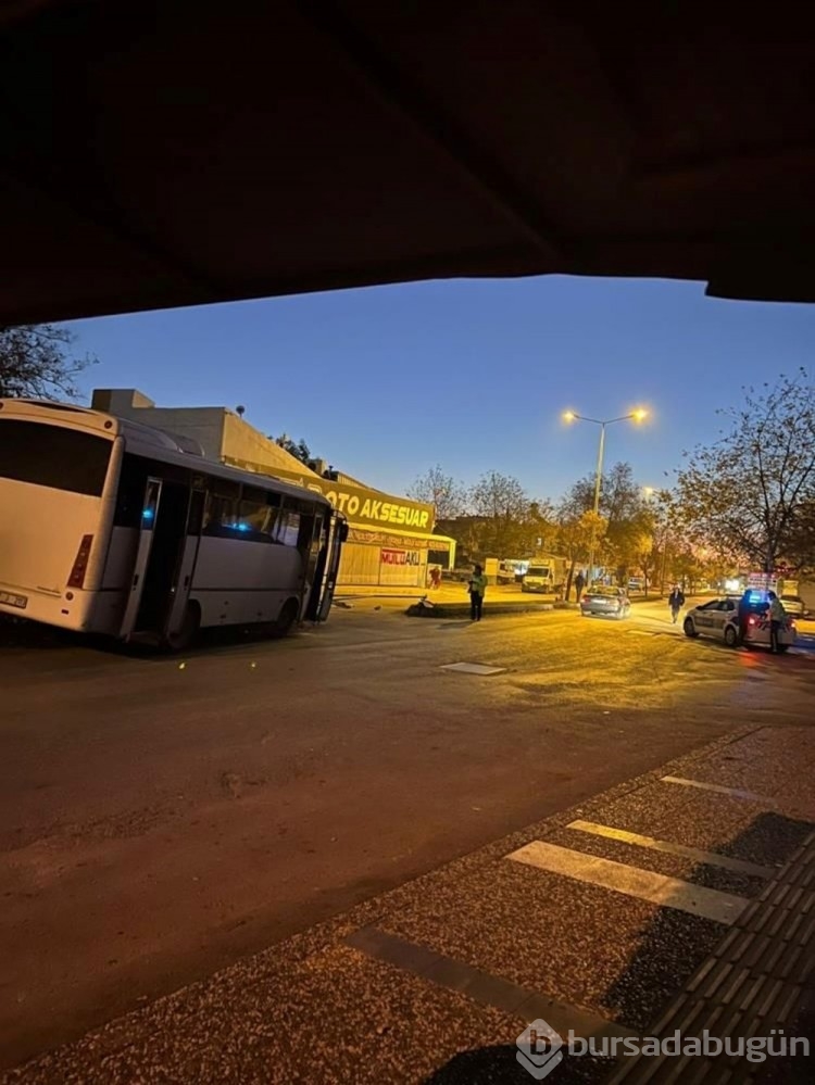 Sürücüsü hapşıran minibüs kaza yaptı
