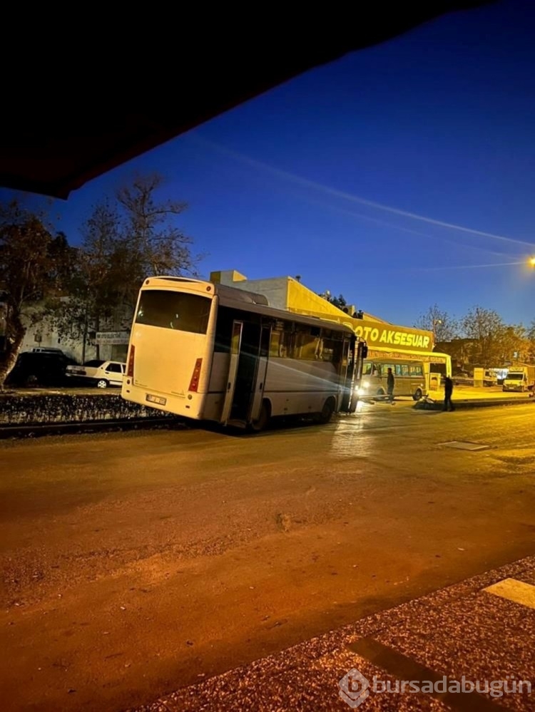 Sürücüsü hapşıran minibüs kaza yaptı

