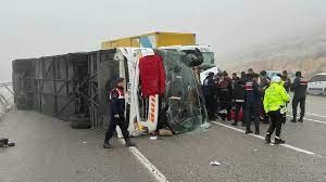 Malatya'da yolcu otobüsü devrildi! 3 kişi öldü, 29 kişi yaralandı