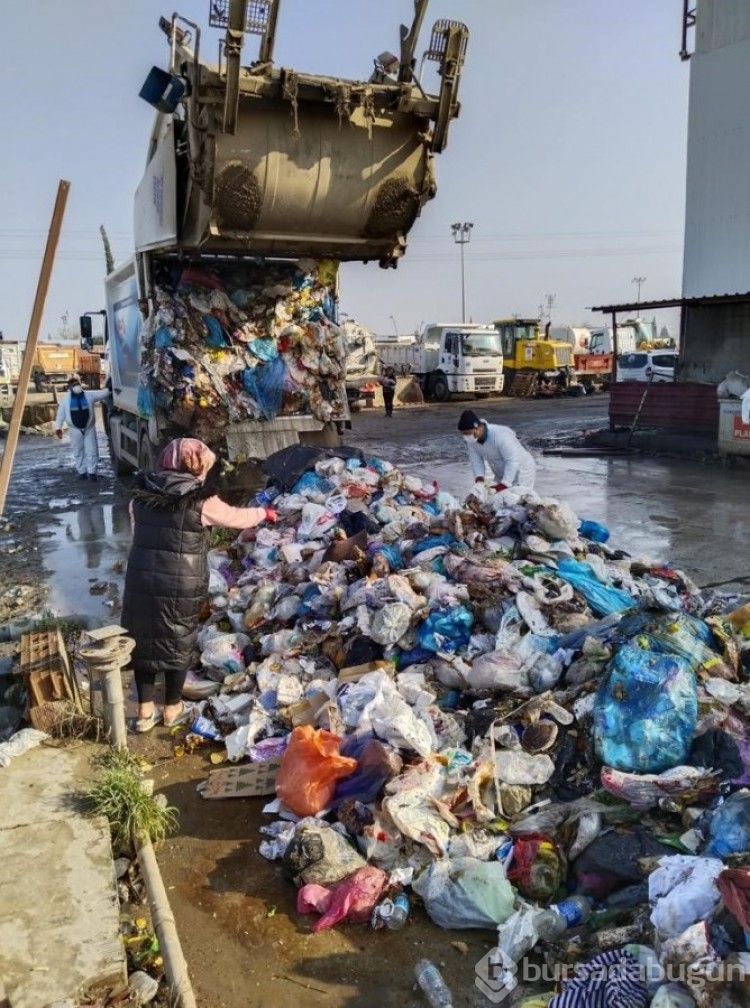 Manisa'da çöplerin içinde altın aradılar