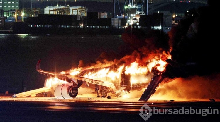 Tokyo'da pistte iki uçak çarpıştı! 5 kişi öldü, 379 kişi tahliye edildi