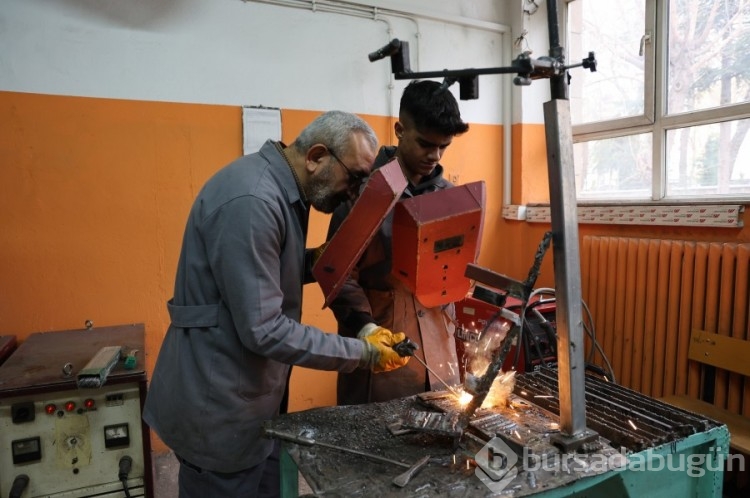 Fabrika gibi çalışan lise: Cirosu 5 milyona yaklaştı