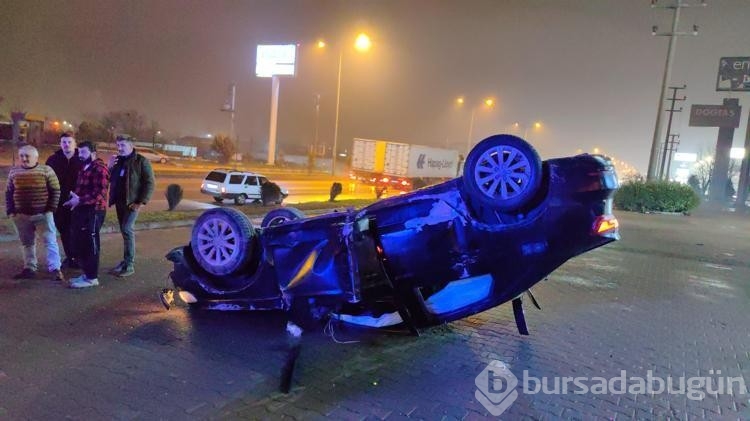 Yayalara çarpmamak için ani manevra yapınca otomobil takla attı