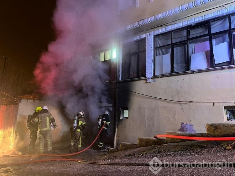 Bursa'da, 4 katlı binanın bodrum katında çıkan yangın korkuttu

