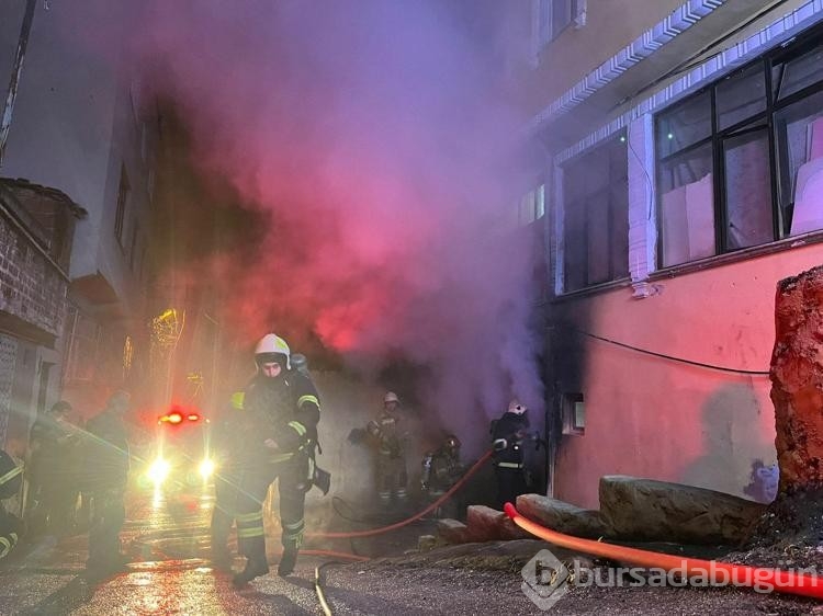Bursa'da, 4 katlı binanın bodrum katında çıkan yangın korkuttu
