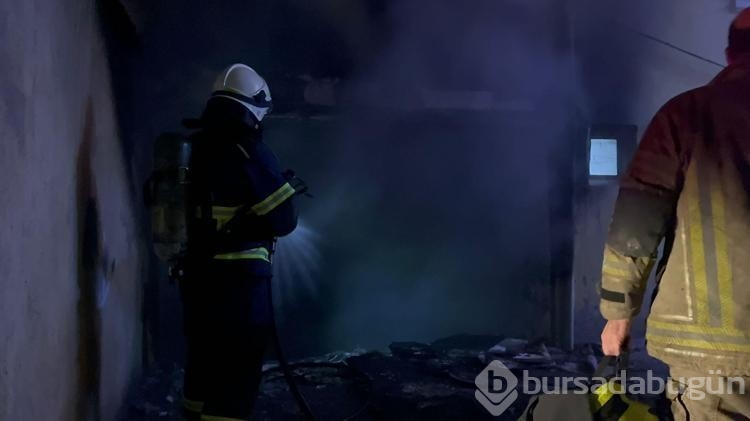 Bursa'da, 4 katlı binanın bodrum katında çıkan yangın korkuttu
