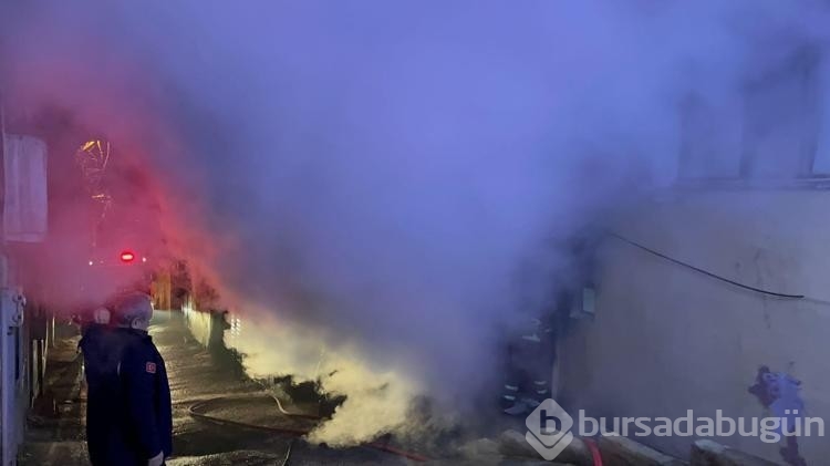 Bursa'da, 4 katlı binanın bodrum katında çıkan yangın korkuttu
