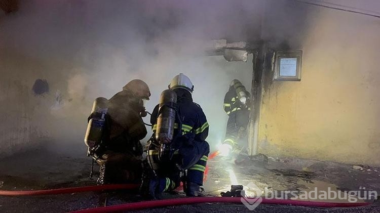 Bursa'da, 4 katlı binanın bodrum katında çıkan yangın korkuttu
